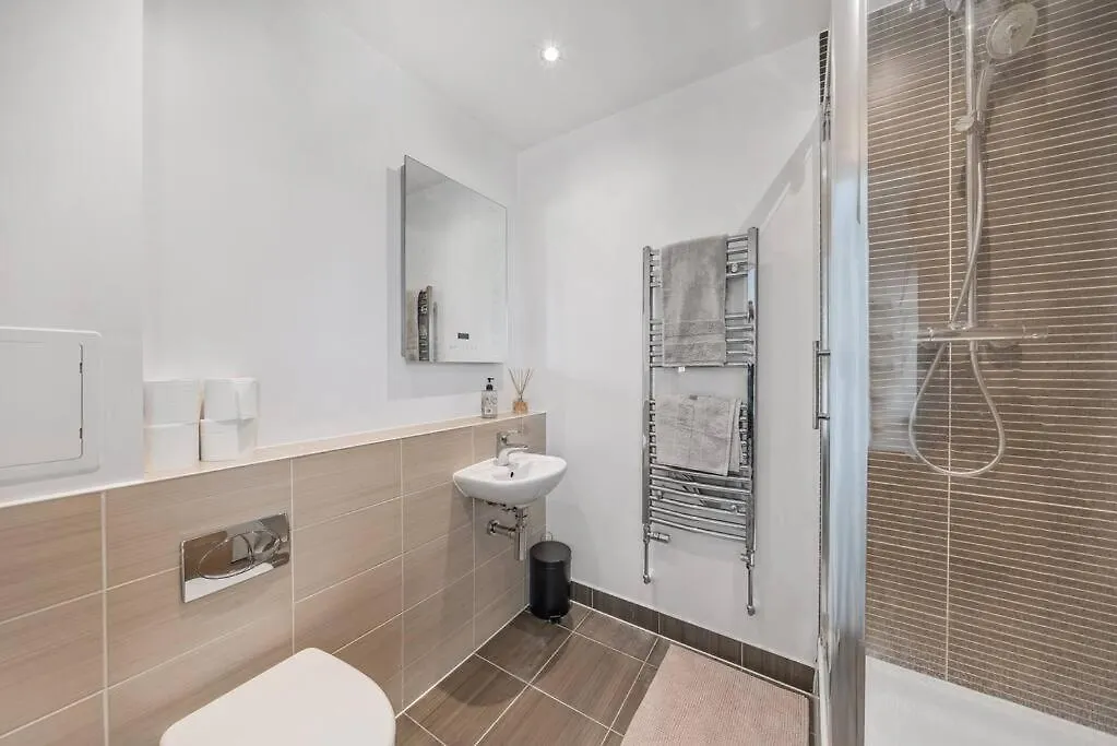 Great 2 Bed Flat With City View 런던