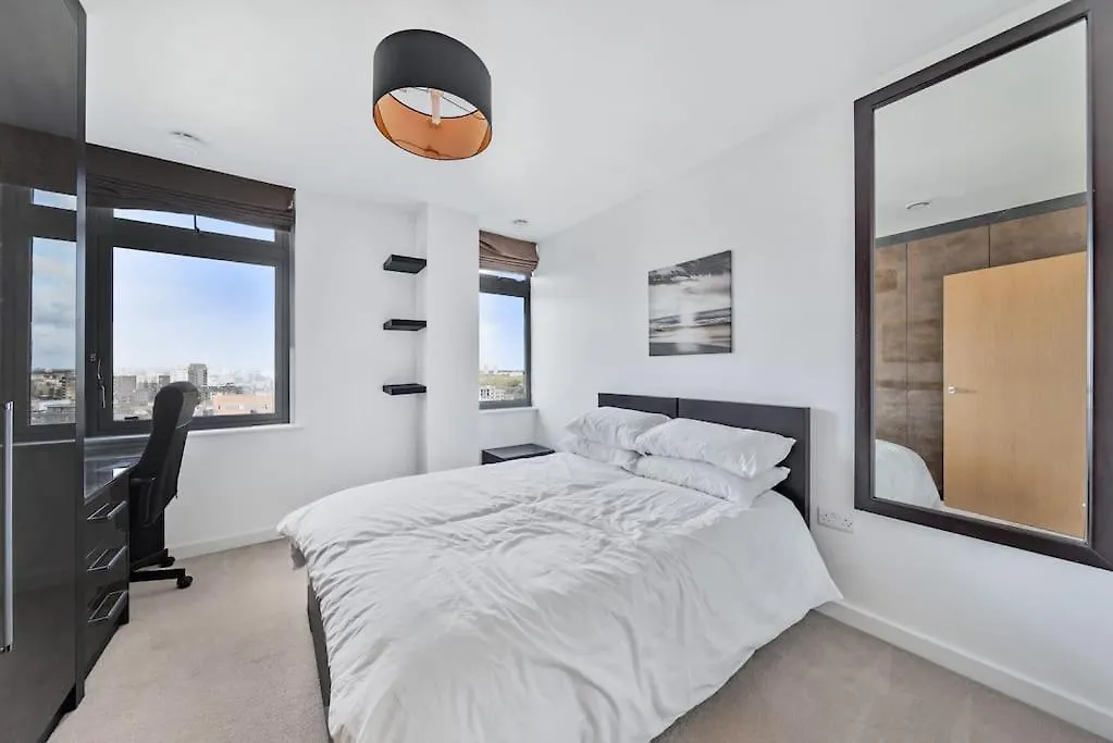Great 2 Bed Flat With City View 런던 아파트