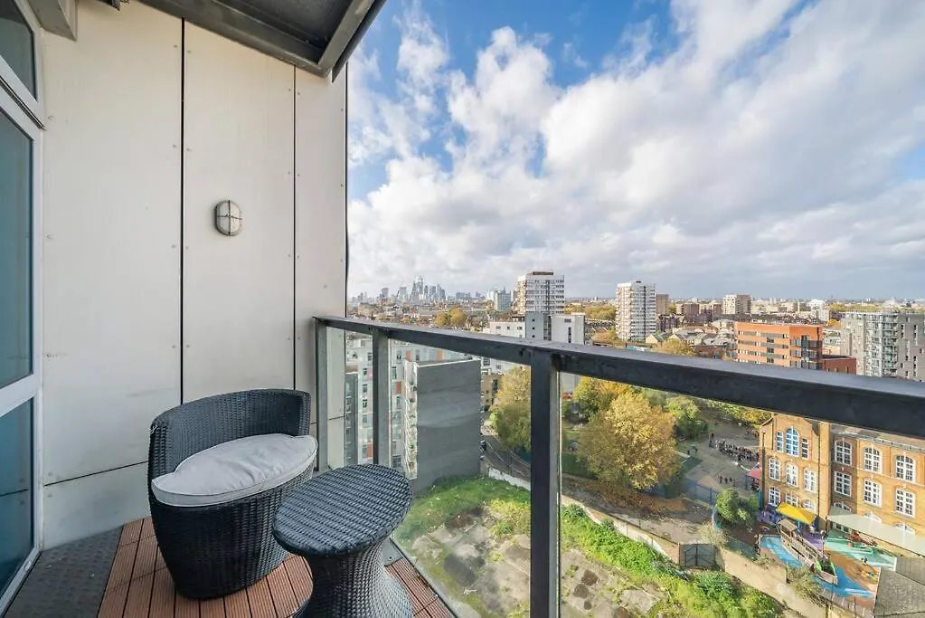 Great 2 Bed Flat With City View 런던